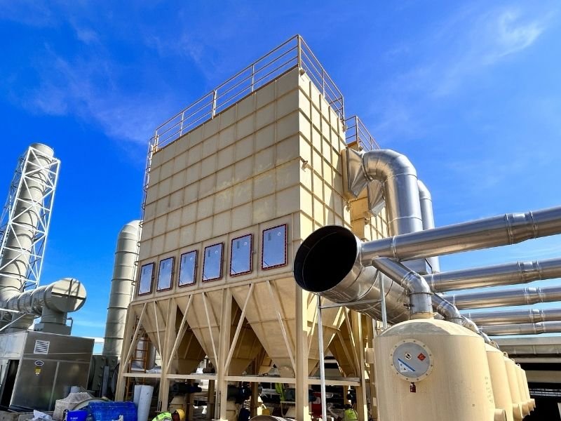 Explosion-protected baghouse dust collector with explosion vent panels
