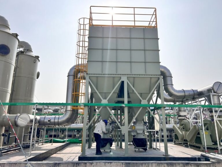 Sintered plate dust collector system for industrial fine dust filtration in chemical and manufacturing plant